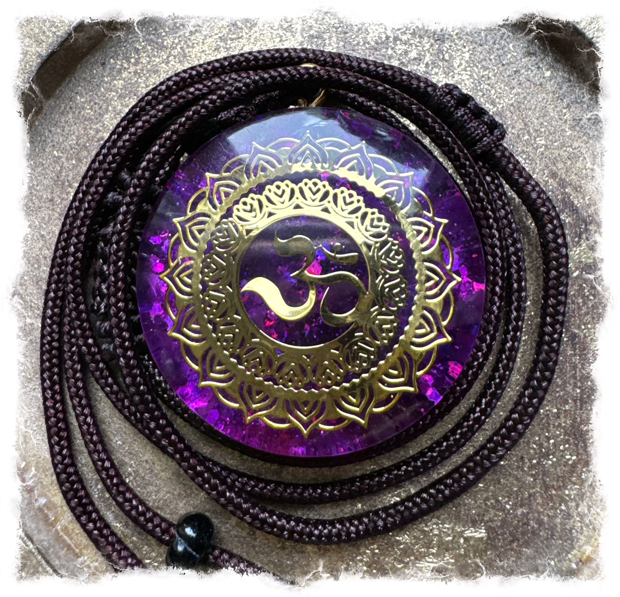 Orgonit Energie-Amulett mit OM-Symbol in violett Orgonit Energie-Amulett mit OM-Symbol in violett