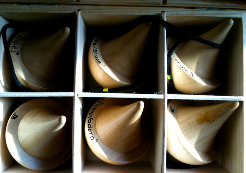 Holzbox befüllt mit 6 Naturmedizinpendeln (Pendelset)