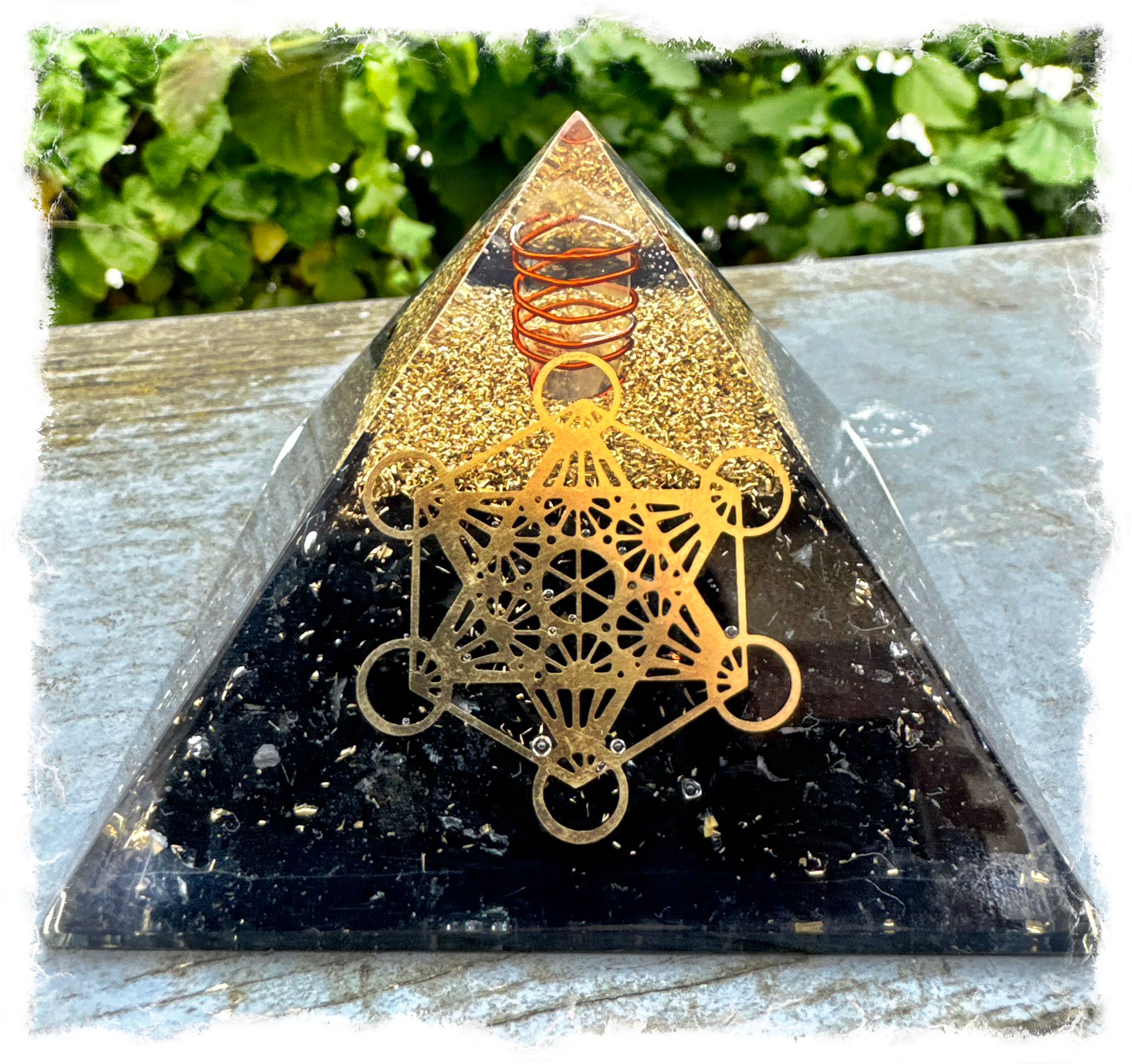 Orgonit Pyramide (Citrin, Selenit, Turmalin, Rosenquarz) 8 cm