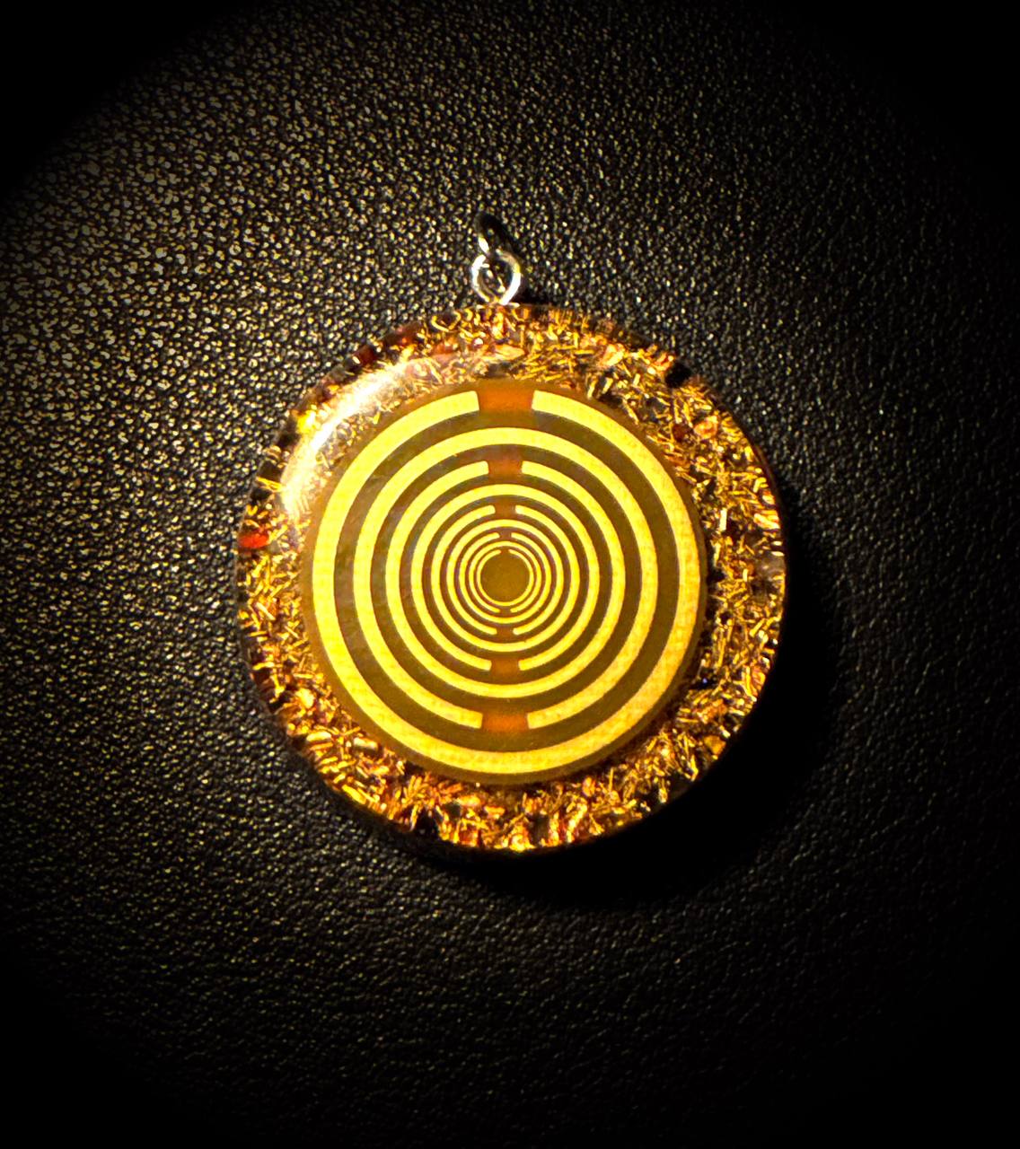 Rundes Amulett Turmalin mit vergoldeter Lakhovski Platine Rundes Amulett Turmalin mit vergoldeter Lakhovski Platine