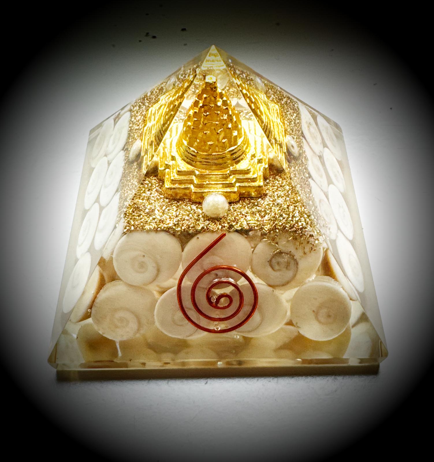 Pyramide mit Shivas Auge