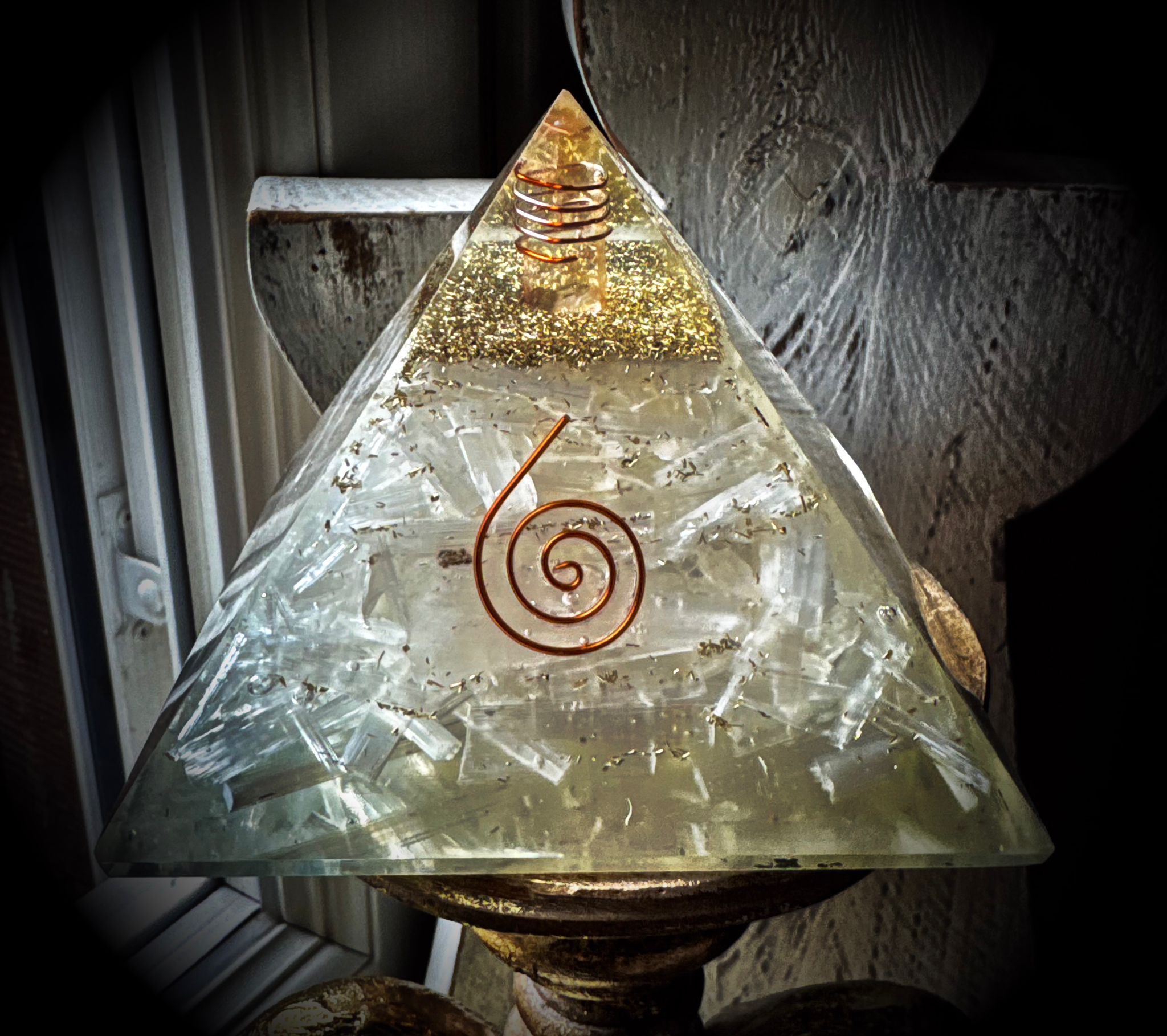 Orgonit Pyramide Selenit, mit Kupferspirale, 9 cm