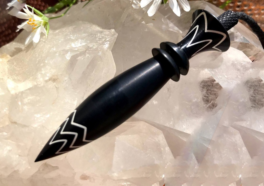 Karnak, Schamanisches Karnak mit Lasergravur in  Alu schwarz Karnak, Schamanisches Karnak mit Lasergravur in  Alu schwarz