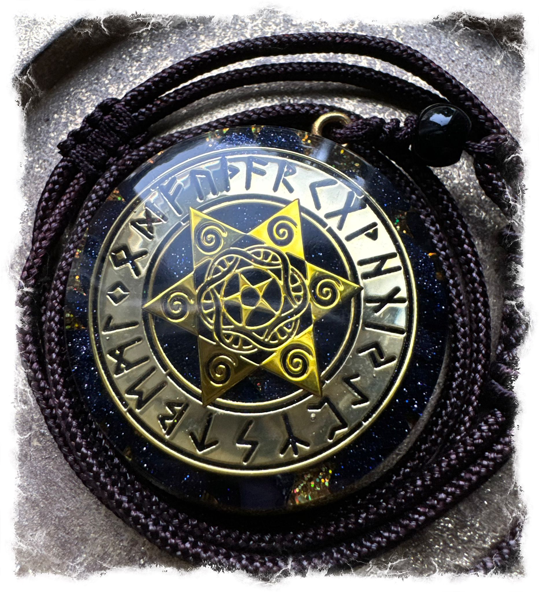 Orgonit Energie-Amulett in schwarz/gold mit Runenalphabet Orgonit Energie-Amulett in schwarz/gold mit Runenalphabet